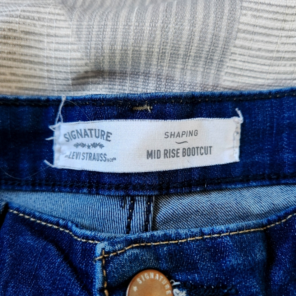 Signature Levi's Mid Rise BootCut Jeans - Picture 4 of 8